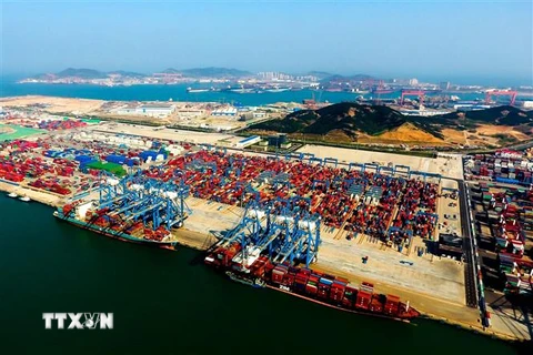 Hàng hóa được xếp tại cảng ở Thanh Đảo, tỉnh Sơn Đông, Trung Quốc ngày 4/5. (Ảnh: THX/TTXVN)