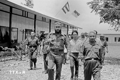 Đồng chí Fidel Castro, Bí thư thứ nhất Ban Chấp hành Trung ương Đảng Cộng sản Cuba, Thủ tướng Chính phủ Cách mạng Cuba thăm UBND Cách mạng tỉnh Quảng Trị (Vùng giải phóng miền Nam Việt Nam). (Ảnh: TTXVN)