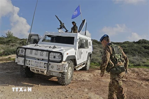 Lực lượng gìn giữ hòa bình LHQ tại miền nam Liban (UNIFIL) tuần tra ở thị trấn Naqura, giáp với Israel ngày 24/2. (Nguồn: AFP/TTXVN)