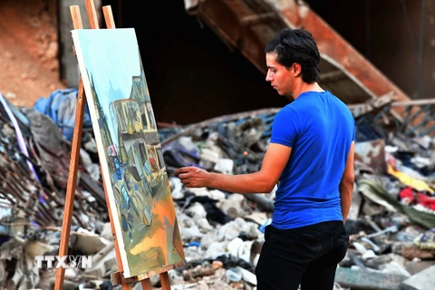 Các nghệ sỹ người Syria đã cùng vẽ những bức tranh rực rỡ sắc màu giữa đống đổ nát tại khu trại Yarmouk ở phía nam thủ đô Damascus, khu trại từng là nhà của người dân Palestine và Syria.