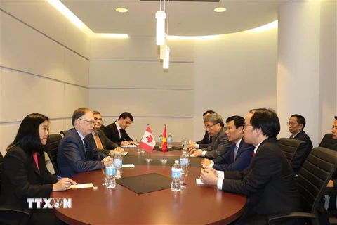 Thứ trưởng Ngoại giao Canada Shugart trao đổi về nhiều lĩnh vực hợp tác với Bộ trưởng Nguyễn Ngọc Thiện. (Ảnh: Vũ Hà/TTXVN)