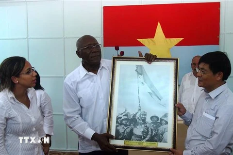 Phó Chủ tịch thứ nhất Hội đồng Nhà nước và Hội đồng Bộ trưởng Cuba Salvado Valdes Mesa tặng bức ảnh lưu niệm cho Ban Quản lý Khu di tích Trụ sở Chính phủ Cách mạng lâm thời miền Nam Việt Nam tại huyện Cam Lộ, nơi lãnh tụ Fidel Castro từng tới vào năm 1973