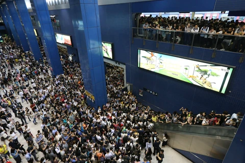 Sau khi bão tan, người dân Hong Kong trở lại đi làm, tuy nhiên phần lớn đều rất bối rối, thậm chí giận dữ khi xe buýt và tàu điện ngầm chưa hoạt động trở lại sau siêu bão Mangkhut. (Nguồn: SCMP)