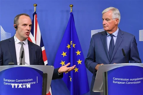 Trưởng đoàn đàm phán Brexit của EU Michel Barnier (phải) và Bộ trưởng phụ trách Brexit của Anh Dominic Raab trong cuộc họp báo chung sau vòng đàm phán Brexit tại Brussels, Bỉ ngày 31/8. (Ảnh: AFP/ TTXVN)
