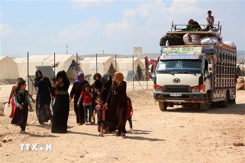 Người dân Syria tới trại tị nạn ở Kafr Lusin, phía bắc tỉnh Idlib, gần biên giới Thổ Nhĩ Kỳ, sau khi phải rời bỏ nhà cửa tránh xung đột ngày 9/9. (Ảnh: AFP/TTXVN)