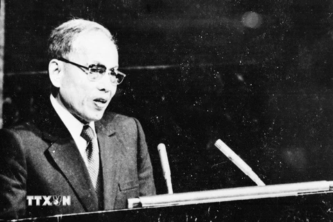 Bộ trưởng Ngoại giao Nguyễn Duy Trinh phát biểu tại Kỳ họp thứ 32 Đại hội đồng Liên hợp quốc tại New York (Mỹ) ngày 20/9/1977. Kỳ họp đã thông qua Nghị quyết công nhận Việt Nam là thành viên của Liên hợp quốc. (Ảnh: Tư liệu TTXVN)