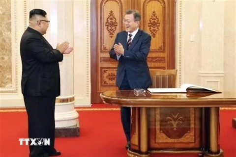 Nhà lãnh đạo Triều Tiên Kim Jong-un (trái) và Tổng thống Hàn Quốc Moon Jae-in (phải) sau khi ghi sổ lưu bút trước cuộc hội đàm thượng đỉnh tại trụ sở Ủy ban Trung ương Đảng Lao động Triều Tiên ở Bình Nhưỡng ngày 18/9. (Ảnh: Kyodo/TTXVN)