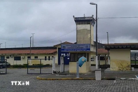 Quang cảnh bên ngoài nhà tù Romeu Gonçalves Abrantes, nơi xảy ra vụ vượt ngục của 105 tù nhân ngày 10/9. (Ảnh: Globo/TTXVN)