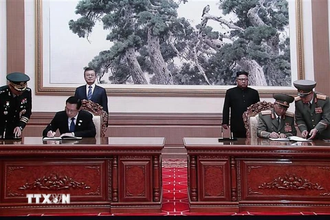 Nhà lãnh đạo Triều Tiên Kim Jong-un và Tổng thống Hàn Quốc Moon Jae-in chứng kiến lễ ký hiệp ước quân sự giữa Bộ trưởng Quốc phòng Triều Tiên No Kwang-chol và Bộ trưởng Quốc phòng Hàn Quốc Song Young-moo tại Bình Nhưỡng ngày 19/9. (Ảnh: Yonhap/ TTXVN)