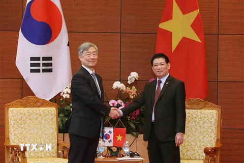 Tổng Kiểm toán Nhà nước Hồ Đức Phớc (bên phải) và Chủ tịch Ủy ban Thanh tra và Kiểm toán Hàn Quốc Choe Jeahyoung. (Ảnh: TTXVN)