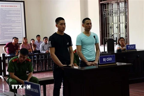 Bị cáo Ngân Văn Nguyễn (bên trái) và Phạm Bá Nhì khai nhận hành vi phạm tội tại tòa. (Ảnh: Thanh Hải/TTXVN)