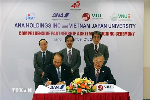 Ông Koji Shibata, Phó Chủ tịch Tập đoàn ANAHD và ông Furuta Motoo, Hiệu Trưởng Trường Đại học Việt Nhật ký thoả thuận hợp tác toàn diện. (Ảnh: Danh Lam/TTXVN)