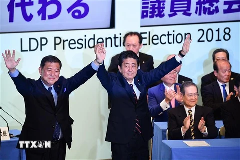 Thủ tướng Nhật Bản Shinzo Abe (giữa) được bầu lại làm Chủ tịch đảng Dân chủ tự do (LDP) cầm quyền. (Ảnh: AFP/ TTXVN)
