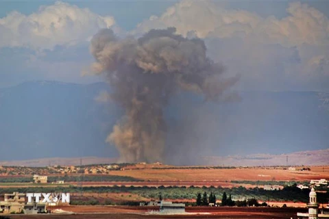 Khói bốc lên sau một cuộc không kích gần làng Kafr Ain, tỉnh Idlib, Syria ngày 7/9. (Ảnh: AFP/ TTXVN)