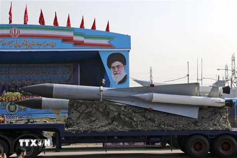 Tên lửa đất đối không của Iran được giới thiệu trong lễ diễu binh kỷ niệm ngày Quân đội tại Tehran ngày 18/4/2018. (Ảnh: AFP/TTXVN)