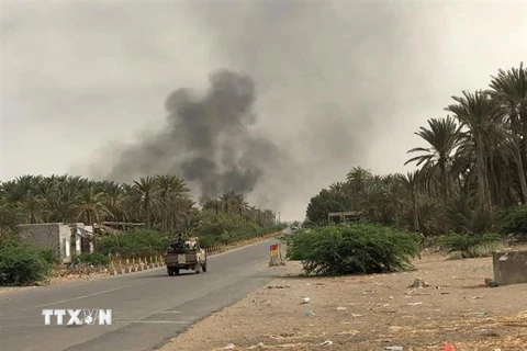 Khói bốc lên sau một cuộc không kích tại Yemen. (Ảnh minh họa: AFP/ TTXVN)