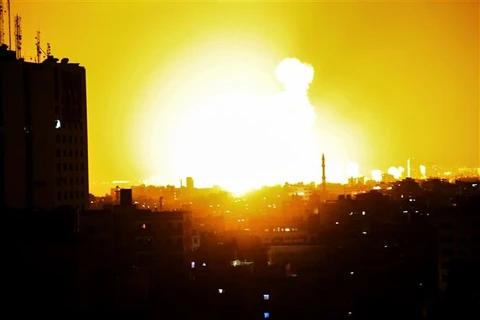 Một vụ nổ tại Dải Gaza sau loạt không kích của máy bay Israel ngày 8/8. (Nguồn: THX/ TTXVN)