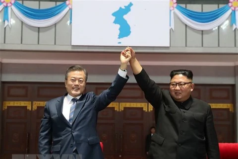 Tổng thống Hàn Quốc Moon Jae-in (trái) và Nhà lãnh đạo Triều Tiên Kim Jong-un tại một đại hội thể thao ở Sân vận động May Day ở Bình Nhưỡng ngày 19/9/2018. (Nguồn: AFP/TTXVN)