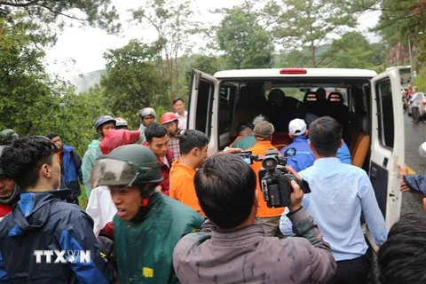 Thi thể nạn nhân được đưa lên xe cấp cứu chở về Bệnh viện Đa khoa Lâm Đồng. (Ảnh: TTXVN)