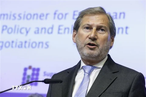 Ủy viên châu Âu phụ trách vấn đề mở rộng EU Johannes Hahn phát biểu trong một hội nghị ở Brussels, Bỉ ngày 24/4. (Ảnh: AFP/TTXVN)