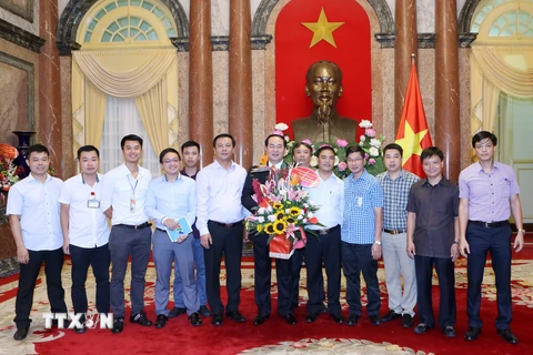 Ngày 25/7/2016, tại Phủ Chủ tịch, nhóm phóng viên chuyên trách chúc mừng Đại tướng Trần Đại Quang được Quốc hội khóa XIV bầu làm Chủ tịch nước CHXHCN Việt Nam. (Ảnh: Nhan Sáng/TTXVN)