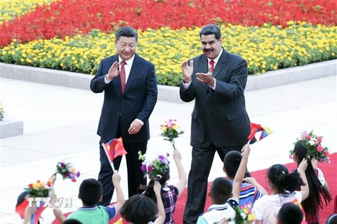 Chủ tịch Trung Quốc Tập Cận Bình (trái) trong lễ đón Tổng thống Venezuela Nicolas Maduro tới thăm Bắc Kinh ngày 14/9. (Ảnh: THX/TTXVN)