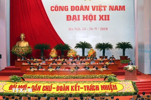Đoàn Chủ tịch điều hành phiên khai mạc Đại hội XII Công đoàn Việt Nam. (Ảnh: TTXVN)