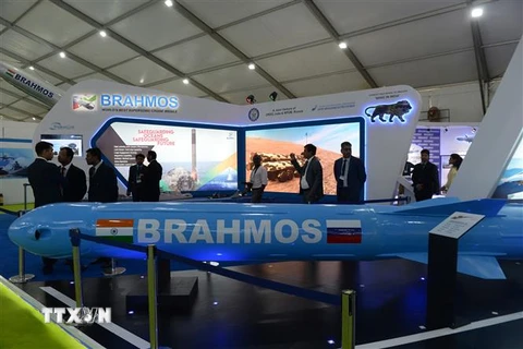 Tên lửa BrahMos được giới thiệu tại triển lãm DefExpo ở Chennai, Ấn Độ ngày 11/4. (Nguồn: AFP/TTXVN)