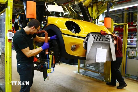 Công nhân làm việc tại nhà máy sản xuất ô tô của BMW ở Oxford, Anh. (Ảnh: AFP/TTXVN)
