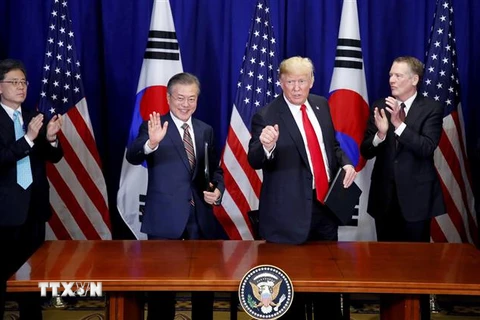 Tổng thống Mỹ Donald Trump (thứ 2, phải) và Tổng thống Hàn Quốc Moon Jae-in (thứ 2, trái) tại cuộc gặp bên lề phiên họp Đại hội đồng LHQ ở New York ngày 24/9. (Ảnh: Yonhap/TTXVN)