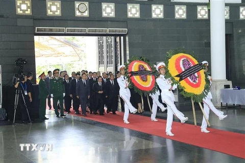 Đoàn nước CHDCND Lào viếng Chủ tịch nước Trần Đại Quang. (Ảnh: Nhan Sáng/TTXVN)