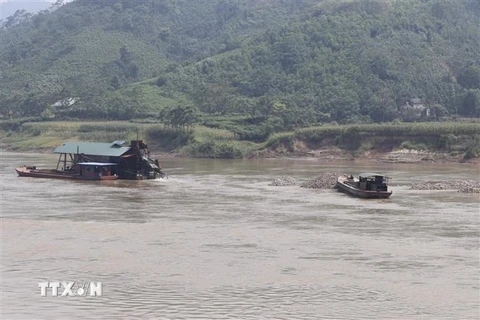 Tàu cuốc đang hút khoáng sản trên sông Hồng, khu vực giáp ranh giữa hai xã Tân Hợp và Mậu Đông, huyện Văn Yên (Yên Bái). (Ảnh: Tuấn Anh/TTXVN)