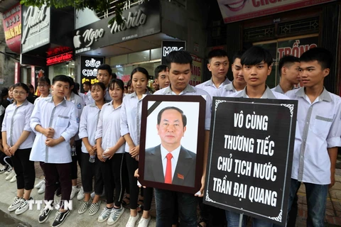 Người dân Ninh Bình đón linh cữu Chủ tịch nước Trần Đại Quang