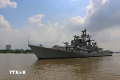 Tàu khu trục Hải quân Ấn Độ Ins Rana đang neo đậu trên sông Sài Gòn. (Ảnh: Thanh Vũ/TTXVN)