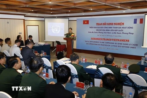 Quang cảnh buổi trao đổi kinh nghiệm triển khai Đội Công binh tham gia hoạt động Gìn giữ hòa bình Liên hợp quốc giữa Việt Nam và Pháp, sáng 7/12/2016, tại Hà Nội. (Ảnh: An Đăng/TTXVN)