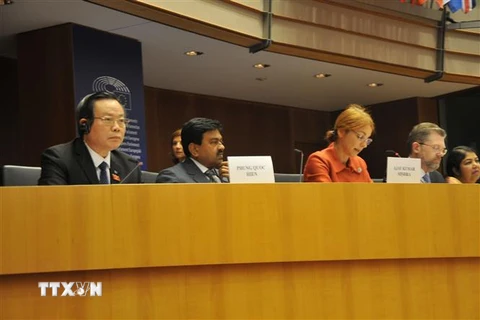 Phó Chủ tịch Quốc hội Phùng Quốc Hiển tại bàn chủ tọa phiên toàn thể Hội nghị ASEP 10. (Ảnh: Kim Chung/TTXVN)