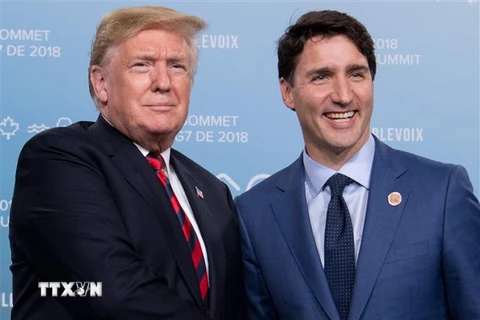 Thủ tướng Canada Justin Trudeau (phải) và Tổng thống Mỹ Donald Trump tại cuộc gặp ở Quebec (Canada) ngày 8/6. (Ảnh: AFP/TTXVN)