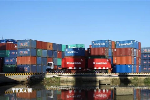Các container phế liệu nằm rãi rác trong cảng Cát Lái. (Ảnh tư liệu:Hoàng Hải/TTXVN)