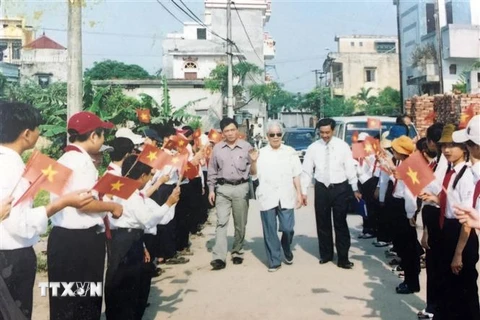 Nguyên Tổng Bí thư Đỗ Mười với quê hương Đông Mỹ. (Ảnh: TTXVN phát)