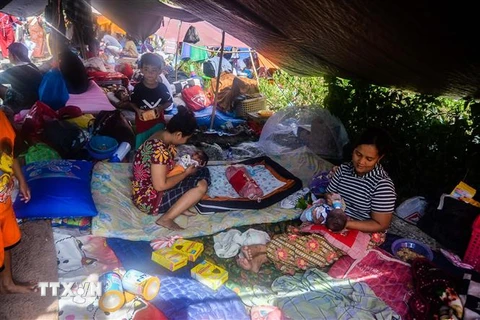 Người dân sơ tán tới khu lều tạm sau vụ động đất và sóng thần tại làng Balaroa ở Palu, Trung Sulawesi, Indonesia ngày 2/10. (Ảnh: THX/TTXVN)