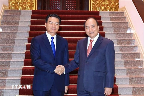 Thủ tướng Nguyễn Xuân Phúc tiếp đồng chí Phet Phomphiphak, Bộ trưởng, Chủ nhiệm Văn phòng Phủ Thủ tướng Lào đang có chuyến thăm và làm việc tại Việt Nam. (Ảnh: Thống Nhất/TTXVN)