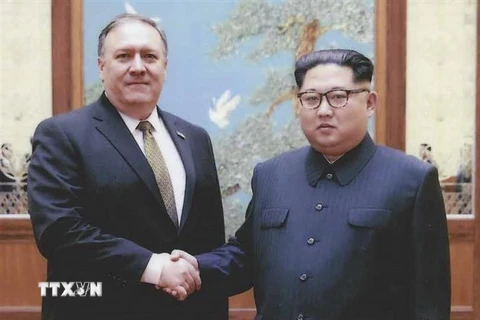 Ngoại trưởng Mỹ Mike Pompeo (trái) và nhà lãnh đạo Triều Tiên Kim Jong-un tại cuộc gặp ở Bình Nhưỡng ngày 26/4/2018. Ảnh: (Nguồn: AFP/TTXVN)