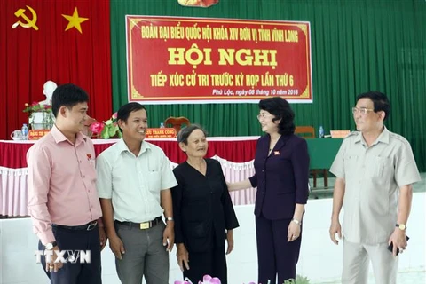 Quyền Chủ tịch nước Đặng Thị Ngọc Thịnh với cử tri huyện Tam Bình. (Ảnh: Phạm Minh Tuấn/TTXVN)