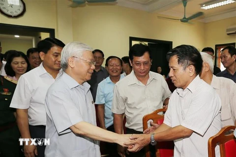 Tổng Bí thư Nguyễn Phú Trọng tiếp xúc cử tri quận Tây Hồ. (Ảnh: Trí Dũng/TTXVN)