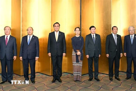 Thủ tướng Nguyễn Xuân Phúc (thứ hai từ trái sang) và các trưởng đoàn chụp ảnh chung với lãnh đạo Liên đoàn Kinh tế Nhật Bản (Keidanren). (Ảnh: Thống Nhất/TTXVN)