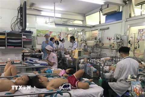 Khoa Nhiễm - Thần kinh, Bệnh viện Nhi đồng 1 Thành phố Hồ Chí Minh quá tải vì bệnh nhi mắc tay chân miệng nhập viện. (Ảnh: Đinh Hằng/TTXVN)