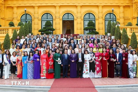 Quyền Chủ tịch nước Đặng Thị Ngọc Thịnh với các đại biểu. (Ảnh: Dương Giang/TTXVN)