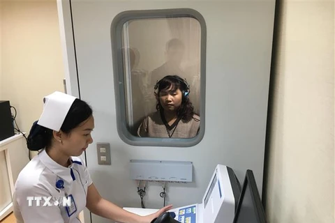 Người dân kiểm tra sức khỏe tại Trung tâm kiểm tra sức khỏe Chợ Rẫy Việt-Nhật. (Ảnh: Đinh Hằng/TTXVN)