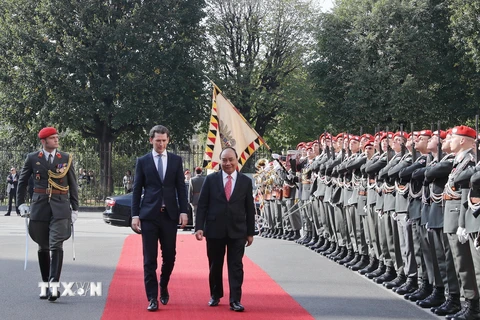 Thủ tướng Áo Sebastian Kurz và Thủ tướng Nguyễn Xuân Phúc duyệt đội danh dự tại Lễ đón, được tổ chức trọng thể ở Văn phòng Thủ tướng Áo. 