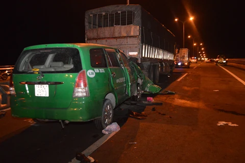 Taxi đâm vào đuôi xe tải, tài xế cùng hai hành khách tử vong